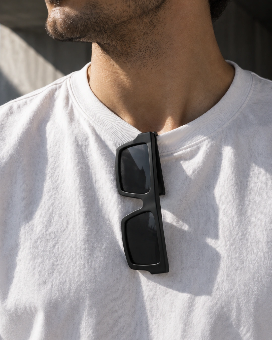 Retrato parcial con gafas MONOLITH V01 en sombra
