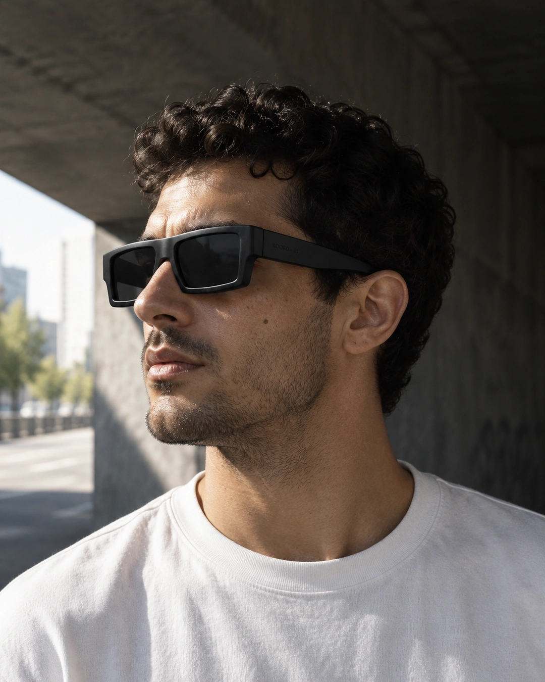 Retrato de una persona ficticia con gafas MONOLITH V01