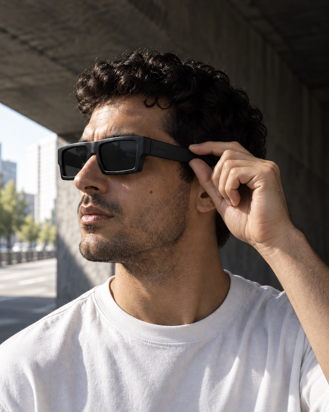Persona ficticia usando las gafas MONOLITH V01 al moverse por la ciudad