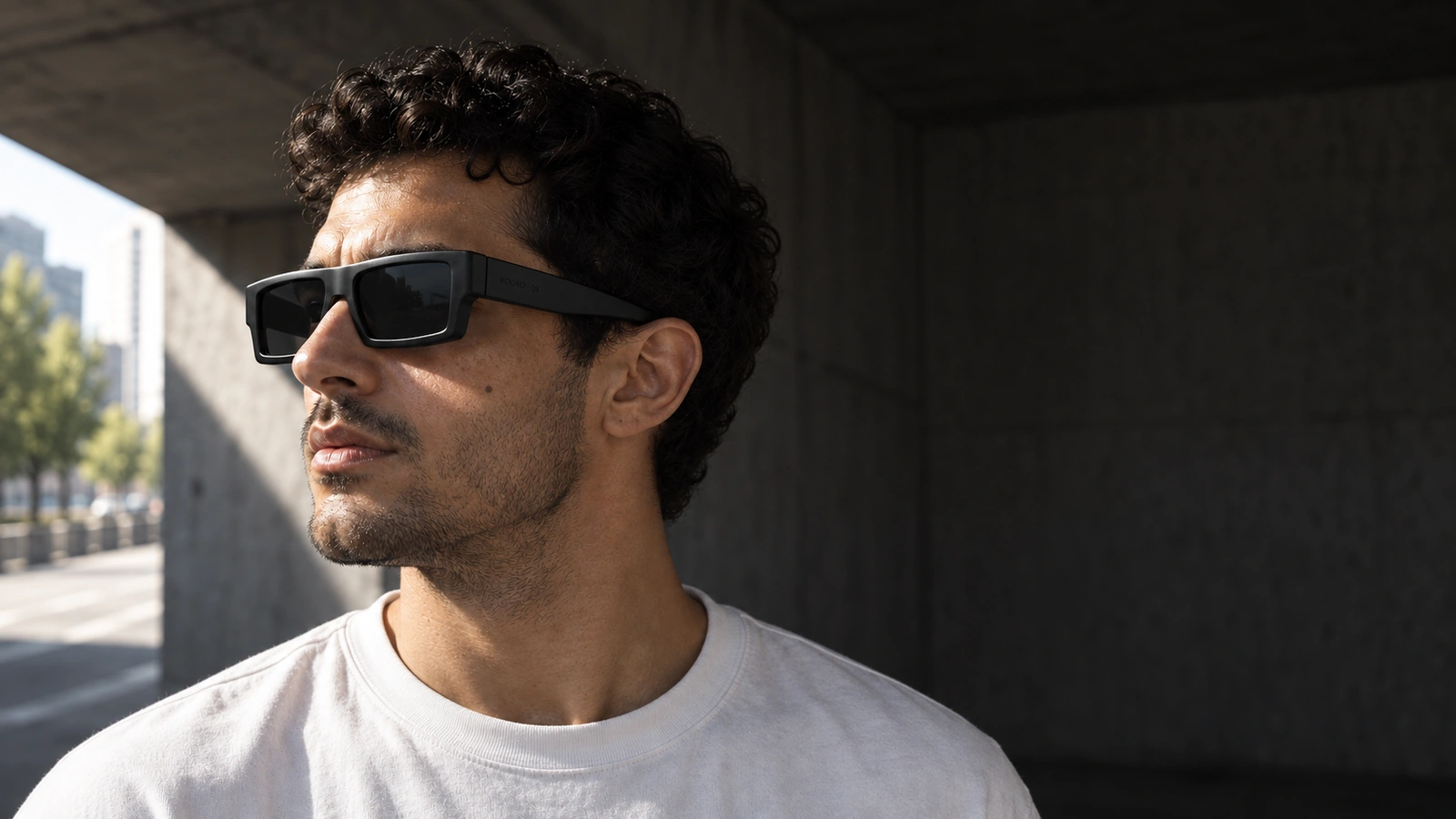 Gafas MONOLITH V01 pasando de la sombra a la luz del día