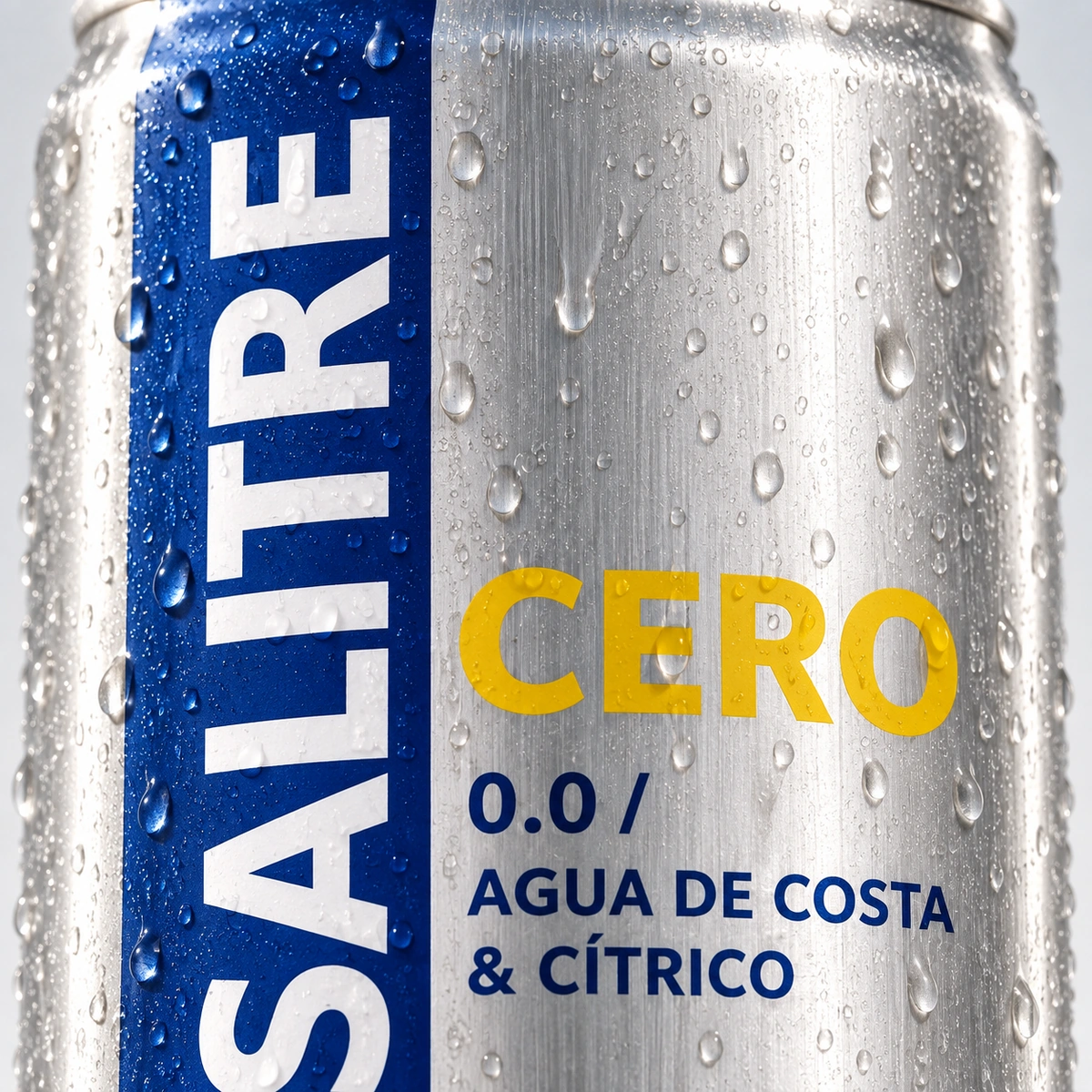 Detalle cercano de la condensación en una lata de Salitre Cero